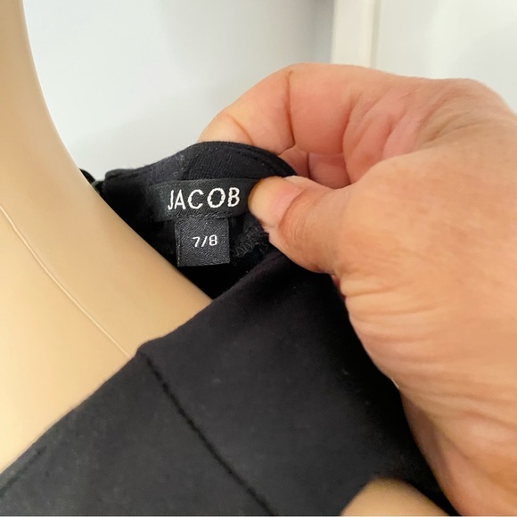 Elegant Black Sleeveless Dress - Picture 4 of 6